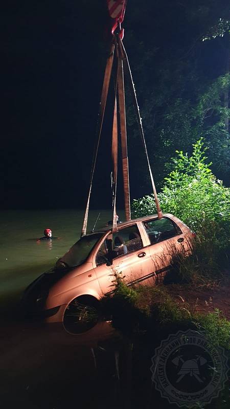 Zapomněli zabrzdit auto a šli na ryby. Vůz museli potom z Labe vylovit hasiči. Foto: HZS PAK