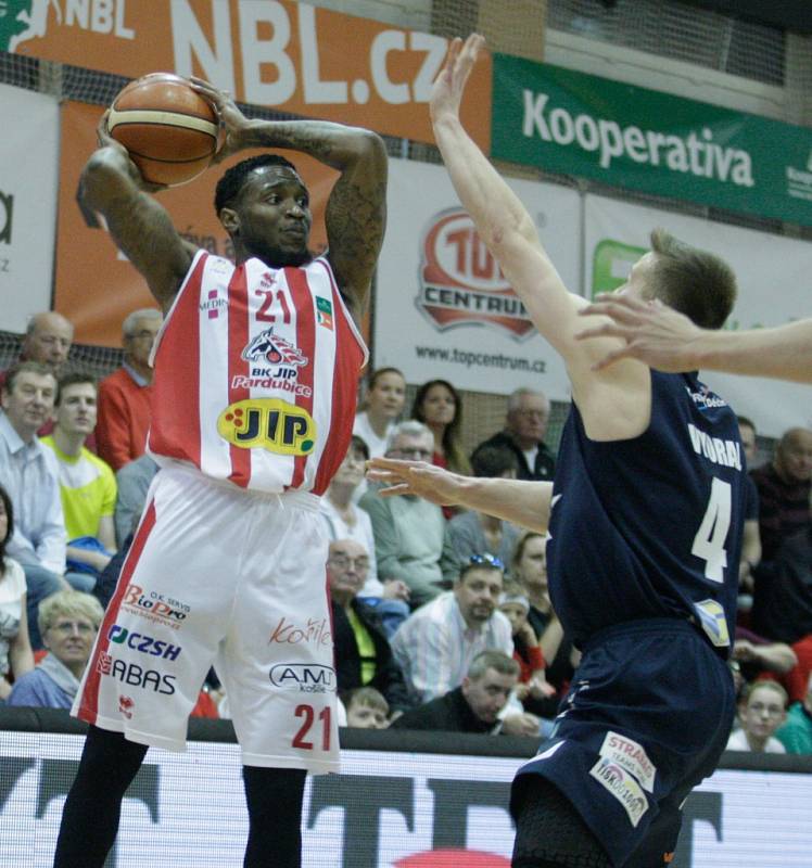 5. semifinále basketbalové Kooperativa NBL Pardubice - Děčín.