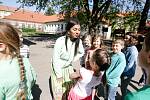 Global village na Základní škole Benešovo náměstí v Pardubicích. Zahraniční učitelé zde představovali své země.