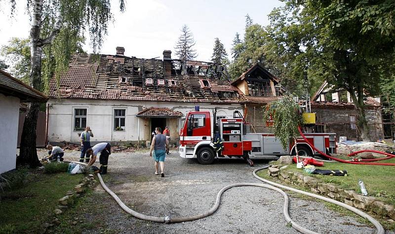 Škody po požáru, který zavinil blesk. S jejich likvidací a dohašováním pomáhali hasiči ještě ráno