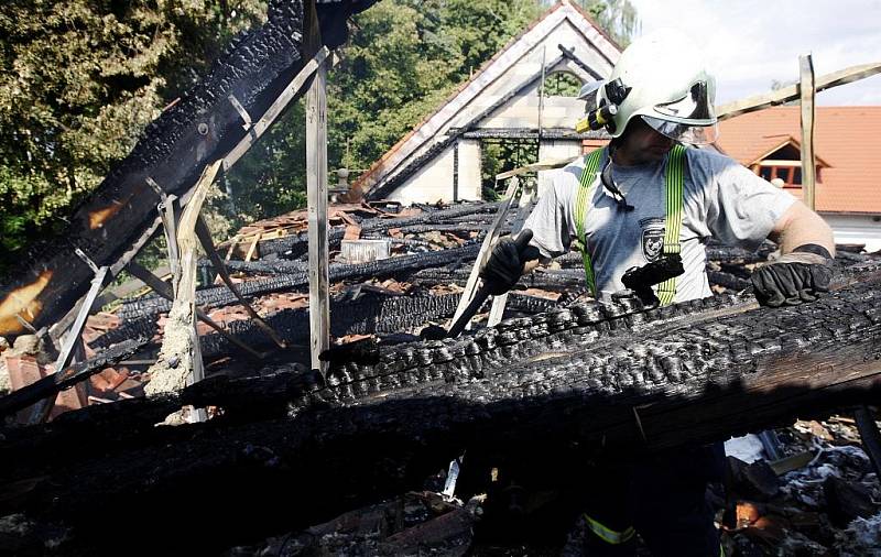 Škody po požáru, který zavinil blesk. S jejich likvidací a dohašováním pomáhali hasiči ještě ráno