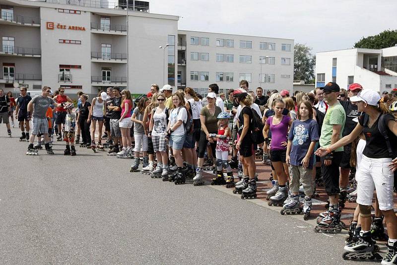 ROK STARÁ DVOJICE tuzemských rekordů v hromadné jízdě na kolečkových bruslích, kterou nadšenci vytvořili v Pardubicích, zůstává i nadále v platnosti. Vyznavači in-line bruslení sice v sobotu chtěli v Pardubicích rekordy překonat, ale nesešlo se jich dost.