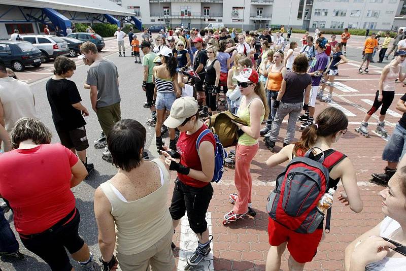 ROK STARÁ DVOJICE tuzemských rekordů v hromadné jízdě na kolečkových bruslích, kterou nadšenci vytvořili v Pardubicích, zůstává i nadále v platnosti. Vyznavači in-line bruslení sice v sobotu chtěli v Pardubicích rekordy překonat, ale nesešlo se jich dost.