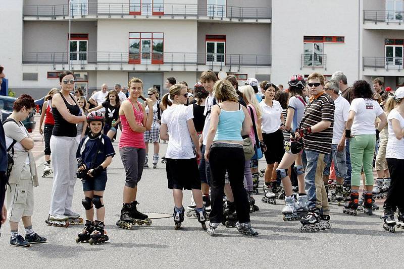 ROK STARÁ DVOJICE tuzemských rekordů v hromadné jízdě na kolečkových bruslích, kterou nadšenci vytvořili v Pardubicích, zůstává i nadále v platnosti. Vyznavači in-line bruslení sice v sobotu chtěli v Pardubicích rekordy překonat, ale nesešlo se jich dost.