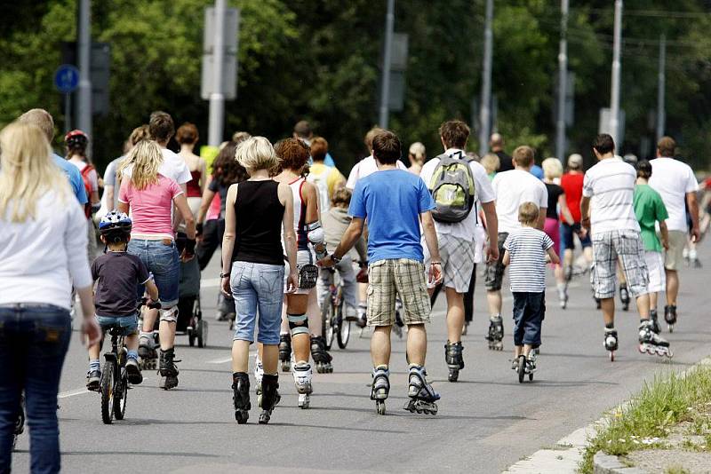 ROK STARÁ DVOJICE tuzemských rekordů v hromadné jízdě na kolečkových bruslích, kterou nadšenci vytvořili v Pardubicích, zůstává i nadále v platnosti. Vyznavači in-line bruslení sice v sobotu chtěli v Pardubicích rekordy překonat, ale nesešlo se jich dost.