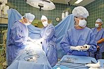 S objektivem na operačním sále. Laparoskopická operace tříselné kýly je pro chirurgy hodinářská práce.