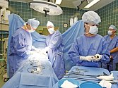 S objektivem na operačním sále. Laparoskopická operace tříselné kýly je pro chirurgy hodinářská práce.