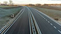 Jedná se o první z řady dálničních úseků, které nahradí kapacitně a bezpečnostně již nedostačující silnici I/35.