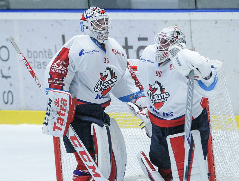 Duel Tipsport extraligy v ledním hokeji mezi HC Dynamo Pardubice (bílém) a HC Verva Litvínov (v č