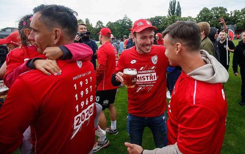 Oslavy titulu mistra Fobalové národní ligy týmu FK Pardubice na hřišti pod Vinicí v Pardubicích.