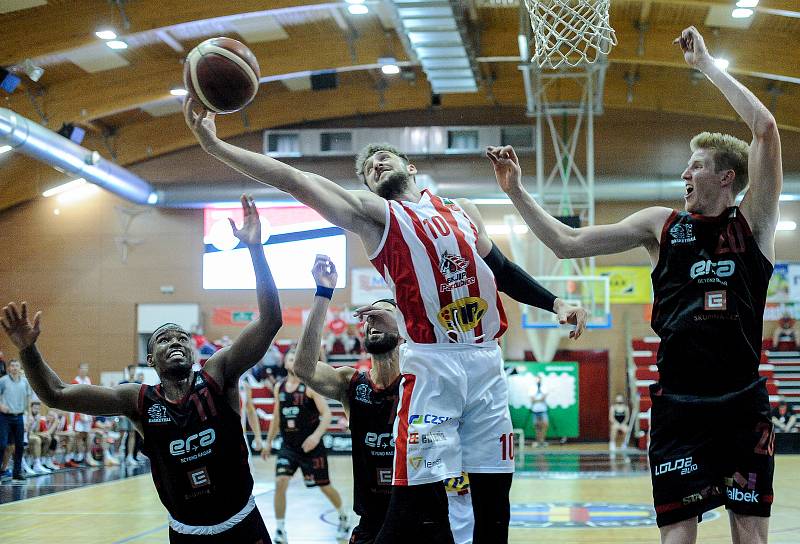 Basketbalové utkání Kooperativy NBL mezi BK JIP Pardubice (v červenobílém) a ERA Basketball Nymburk (v černém) v pardubické hale na Dašické.