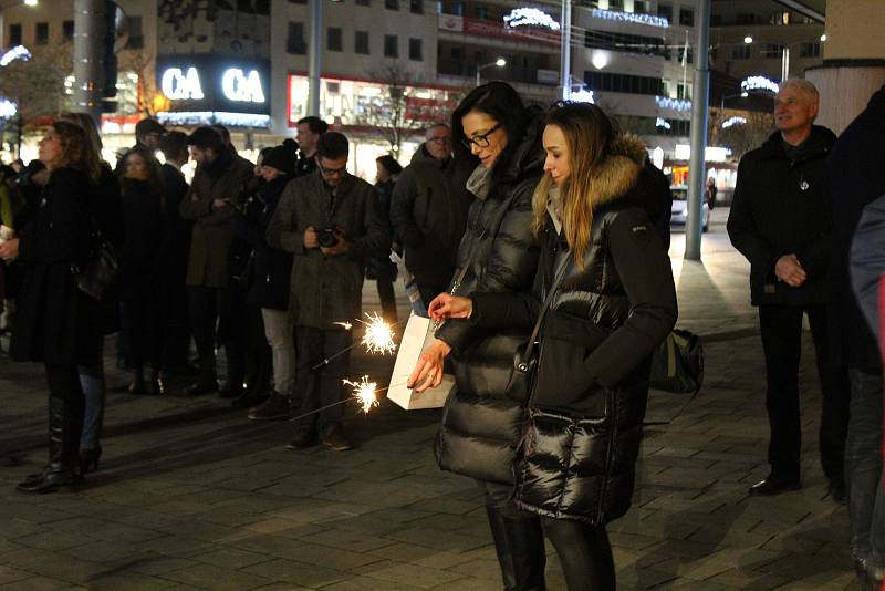 V sobotu 18. prosince proběhla vzpomínková akce v centru města. Na třídě Míru lidé zapalovali svíčky a vytvořili vzpomínkové srdce.