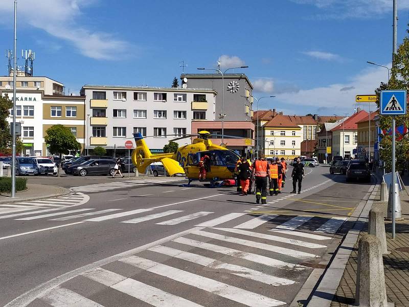 Policisté hledají svědky střetu cyklistů a vozidla Opel