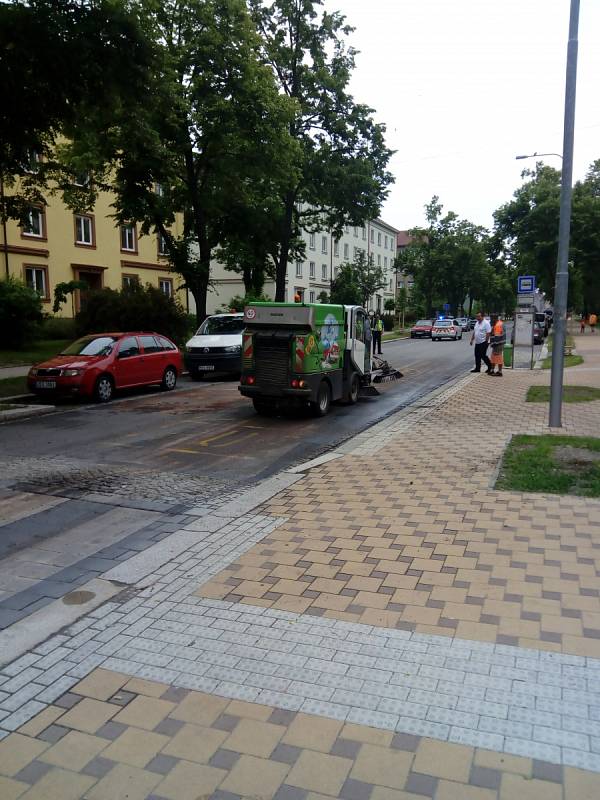 Následky požáru autobusu na ulici Gorkého v Pardubicích