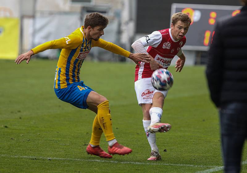 Fotbalové utkání Fortuna ligy mezi FK Pardubice (v červenobílém) a SFC Opava ( ve žlutomodrém) na Městském stadionu Ďolíček v Praze.