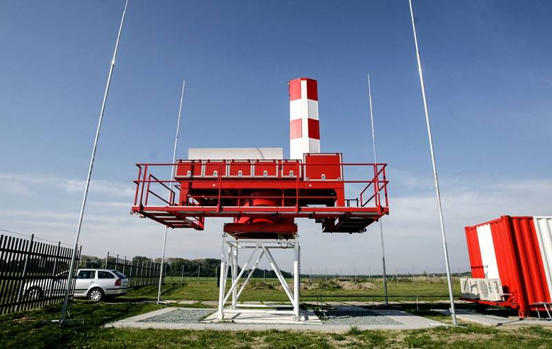Nové radary v Pardubicích jsou z Pardubic. Vojenská letiště v Česk obnoví do roku 2018 po 40 letech svoje elektronické oči. Letadla zvládnou přesně navést na přistání třeba i poslepu.