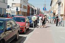 Situaci v Češkově ulici v Pardubicích musela po nehodě uklidnit policie. Romové, kteří neuhlídali dítě, totiž začali lynčovat řidičku.