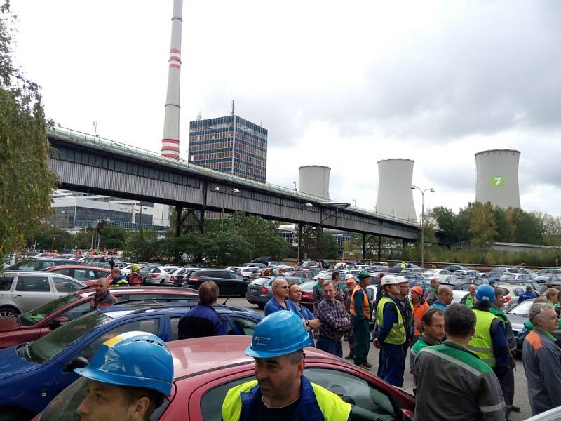 Aktivisté Greenpeace obsadili chladící věž Elektrárny Chvaletice. 