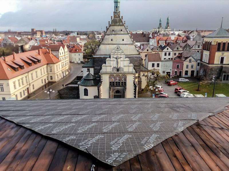 Takhle vypadá po neděli střecha Střední průmyslové školy potravinářství a služeb Pardubice.