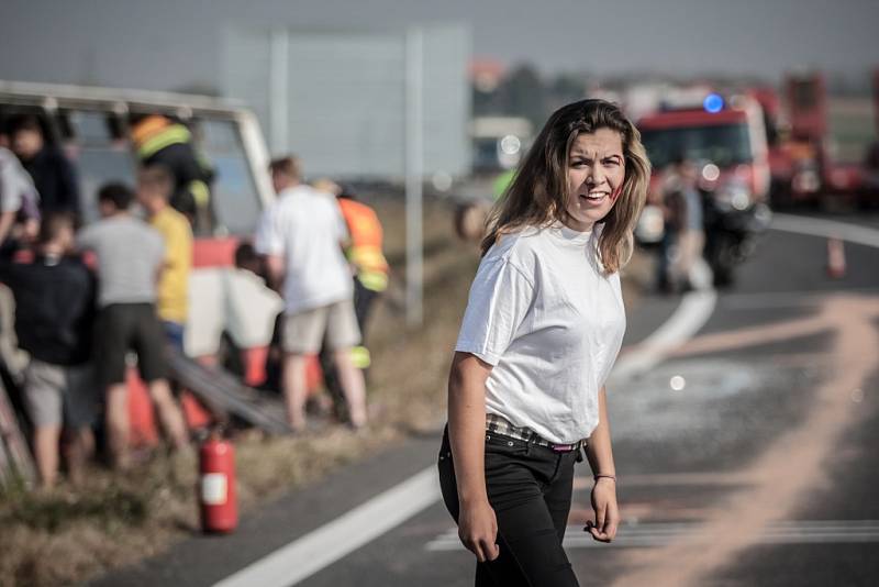 Cvičení záchranářů u Medlešic: Střet auta s autobusem, přes 50 zraněných, tři mrtví. Záchranáře čekaly scény jako z hororu.