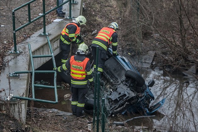 Střet osobního automobilu s traktorem na hlavním tahu mezi Pardubicemi a Hradcem Králové si vyžádal lidský život. 