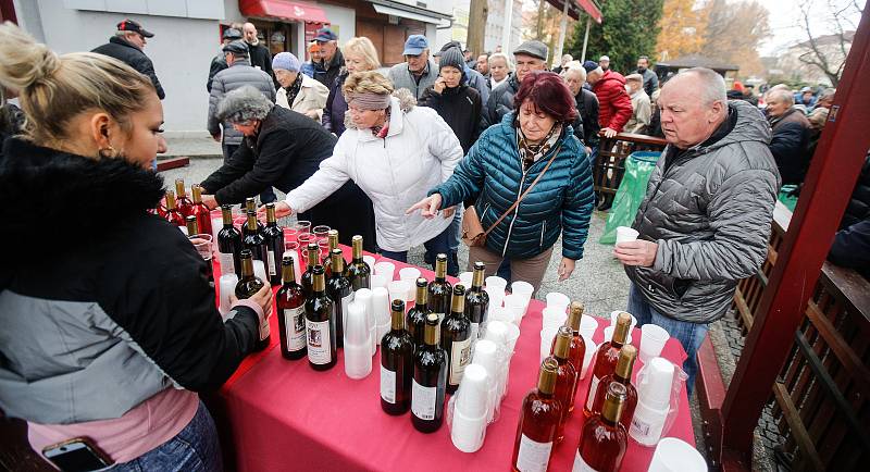 Tradiční degustace sedmi druhů Svatomartinského vína před kulturním domem na Dukle uspořádal pro občany strarosta městského obvodu V Jiří Rejda.