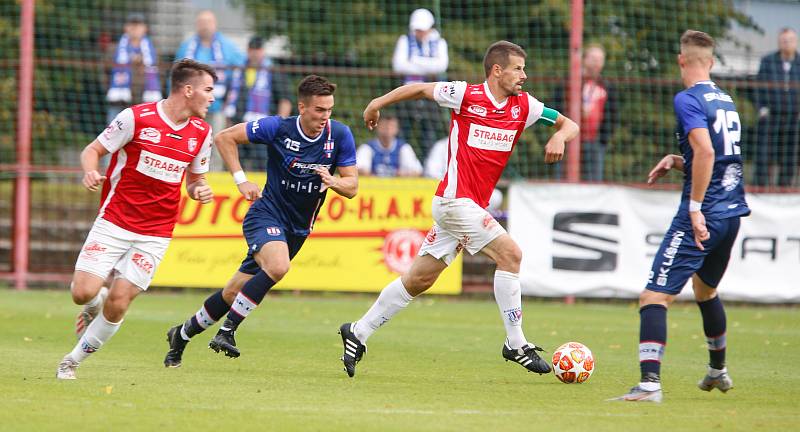 Utkání Fobalové národní ligy mezi FK Pardubice (ve červenobílém) a SK Líšeň ( v modrém) na hřišti pod Vinicí v Pardubicích.