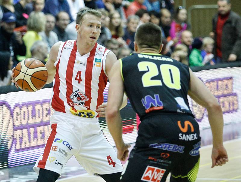 Basketbalové utkání Kooperativy NBL mezi BK JIP Pardubice (v červenobílém) a SLUNETA Ústí nad Labem (v černozeleném) v pardubické hale na Dašické.