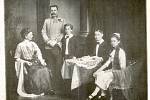 Žofie z Hohenbergu s manželem Františkem Ferdinandem a jejich dětmi. Dobový portrét.