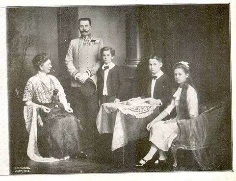 Žofie z Hohenbergu s manželem Františkem Ferdinandem a jejich dětmi. Dobový portrét.