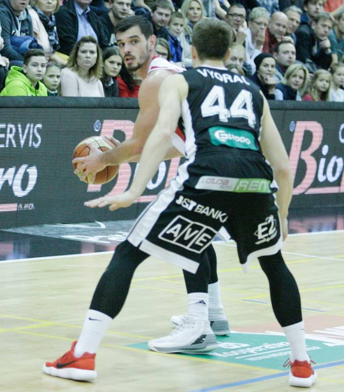 Mattoni NBL: BK JIP Pardubice - ČEZ Basketball Nymburk.