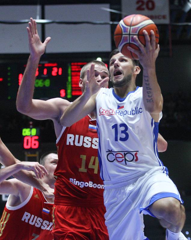 Basketbalové utkání kvalifikace na mistrovství světa 2019 mezi Českou republikou (v bílém) a Ruskem (v červeném) v pardubické ČSOB Pojišťovna areně.