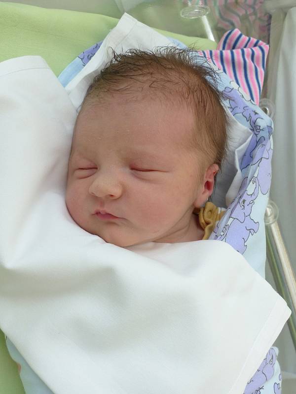 Tomáš Kravařík se narodil 10. dubna 2022 v kolínské porodnici, vážil 3285 g a měřil 49 cm. Do Semína si ho odvezla maminka Lenka a tatínek Tomáš. Foto: rodina