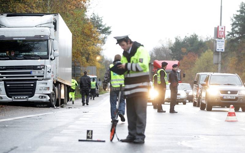 Řidič se nejprve srazil s kamionem. Když vystoupil, smetlo jej další auto.