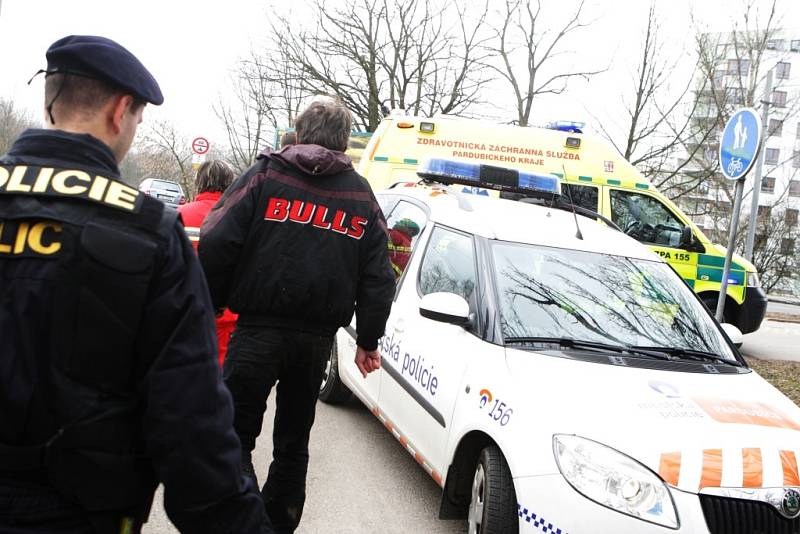 Převoz znečištěného a opilého muže nakonec padá na posádku záchranné služby. Policisté ani strážníci jej do auta nechtějí.