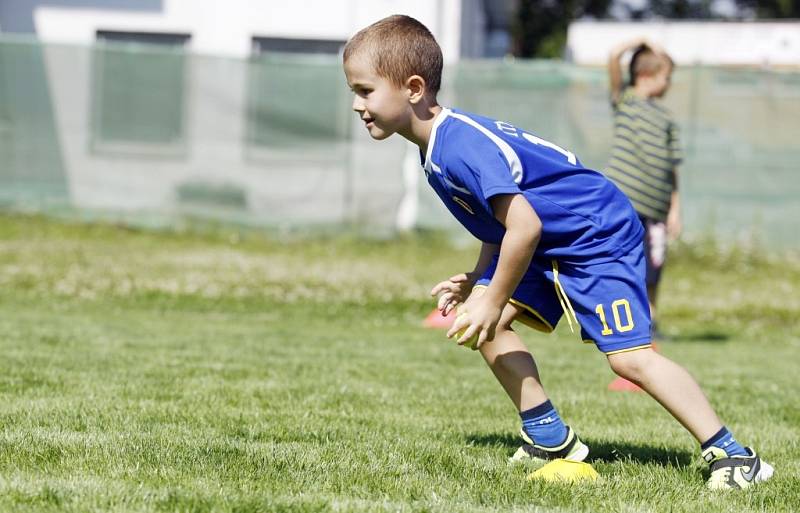 Ani chvíle oddechu. V hokejové škole se mladí sportovci nezastaví, mají hodně pestrý program. 