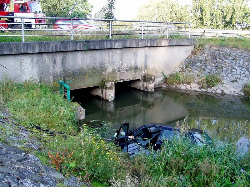 Neobvyklá dopravní nehoda - opuštěné vozidlo v Opatovickém kanále