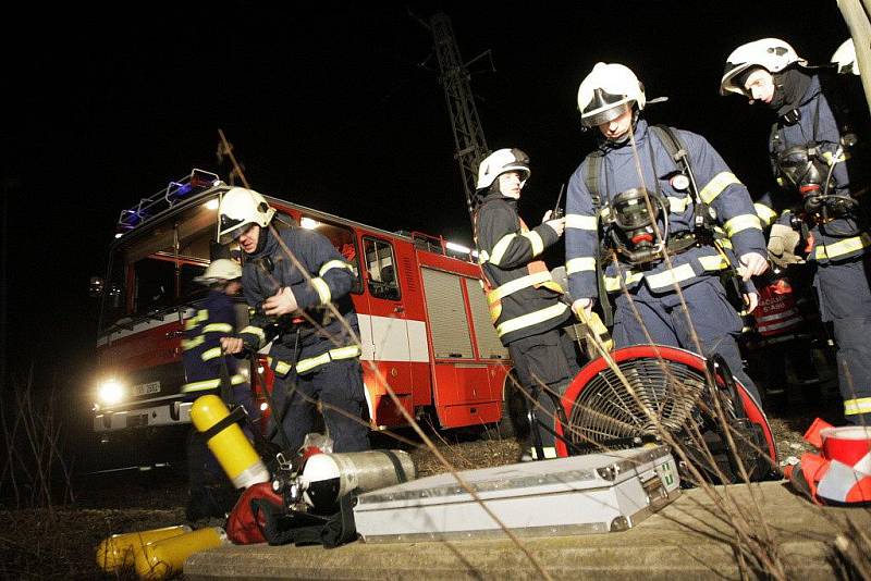 Cvičení v krasíkovském železničním tunelu prověřilo připravenost hasičů na zásah v tomto obtížném prostředí.