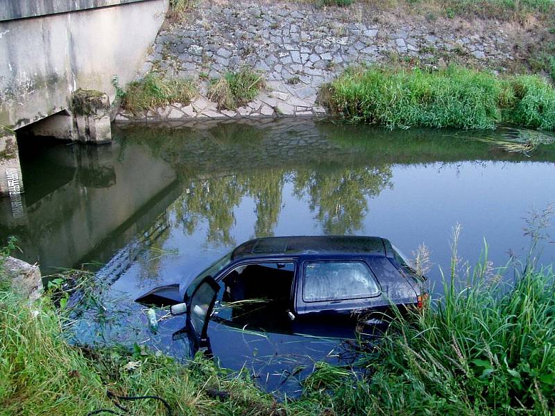 Neobvyklá dopravní nehoda - opuštěné vozidlo v Opatovickém kanále