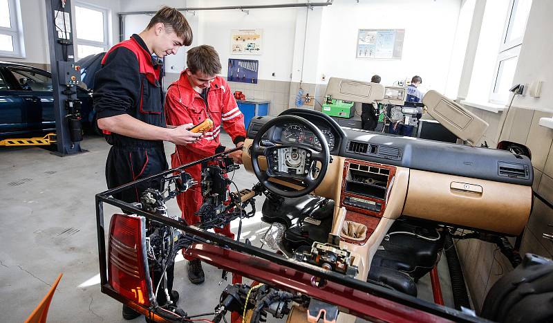 Střední škola automobilní v Holicích má nové učebny pro výuku technických oborů s automobilním zaměřením a nové dílny pro odborný výcvik, které jsou vybaveny nejmodernější diagnostikou a servisní technikou.