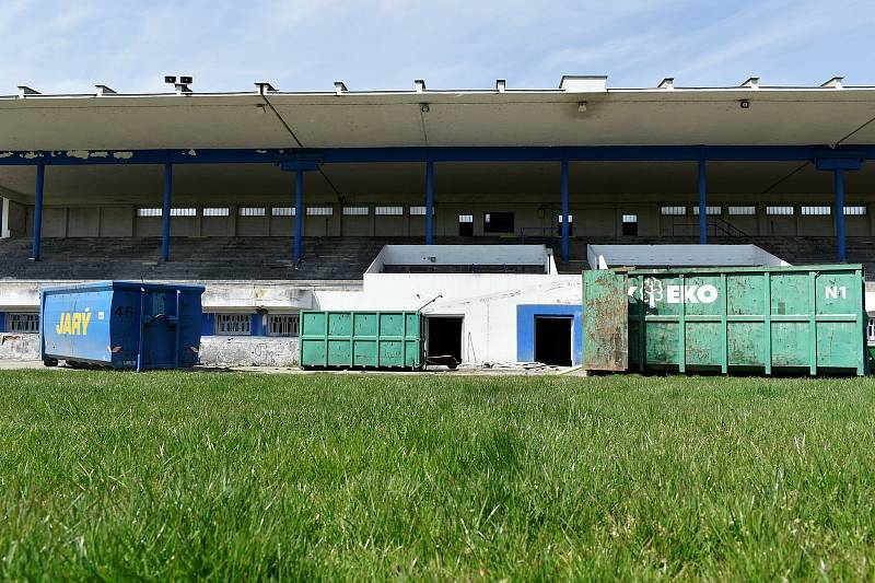 Letní stadion už mají v moci dělníci, kteří vyklízejí západní tribunu a brzy zahájí bourací práce.