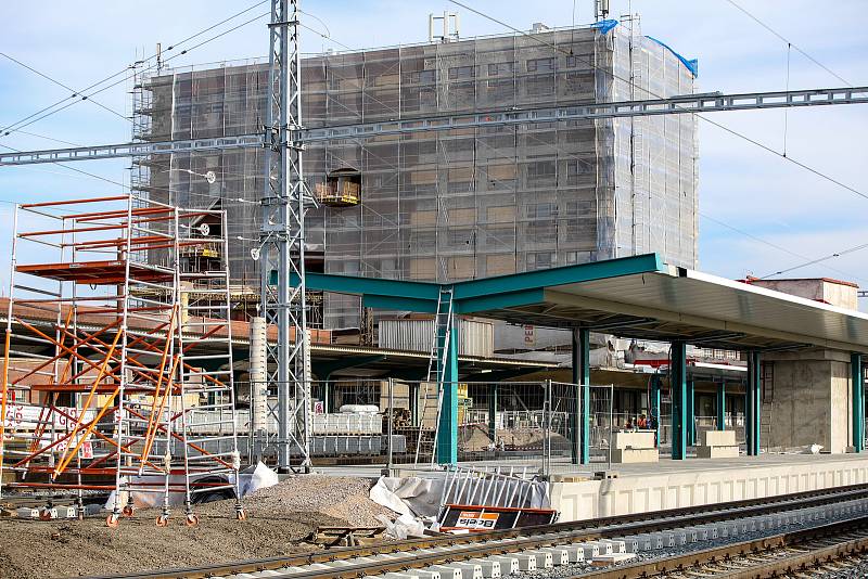 Průběh modernizace trati a perónů na Hlavním pardubickém vlakovém nádraží.