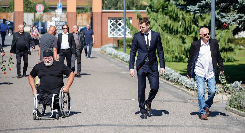 Poslední rozloučení s legendárním hokejovým trenérem Milošem Říhou v pardubickém krematoriu.