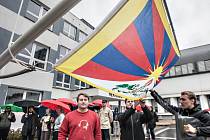 Univerzita Pardubice vztyčila ve středu za pět minut dvanáct tibetskou vlajku jako symbol znepokojení s přísputem představitelů státu k návštěvě Dalajlámy.