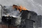 Požár v areálu bohdanečské firmy Transform zachvátil několik set kilogramů plastových výlisků. Hasiči s požárem bojovali několik hodin.