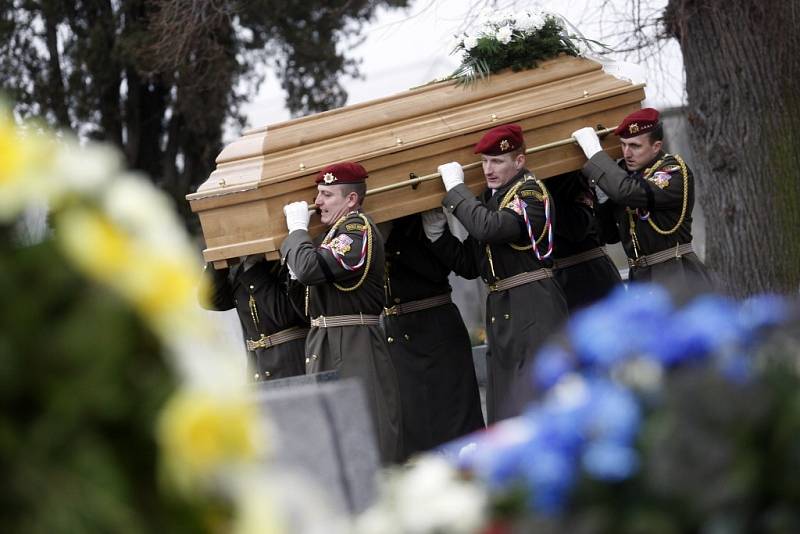 Pohřeb tragicky zesnulého výsadkáře Lukáše Syručka v Rohovládově Bělé