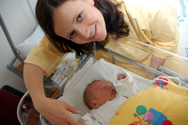 Jméno Viktor obdržel syn Renaty a Luďka Hančových z Pardubic. Chlapeček se narodil  21. května v 19.52 hodin, měřil půl metru a vážil 3,53 kilogramu. Tatínek přihlížel porodu  jejich v pořadí druhého potomka, doma čeká na příchod sourozence z porodnice čt