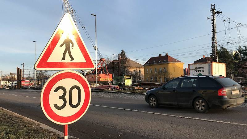 V místě, kde lidé silnici přebíhají, je snížená rychlost. Řidiči ji ale nedodržují, v místě proto budou měřit policisté.