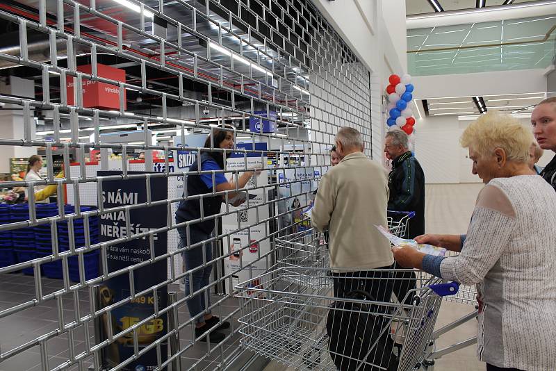 Tesco v Pardubicích bylo ve čtvrtek 15. září po rekonstrukci otevřeno.