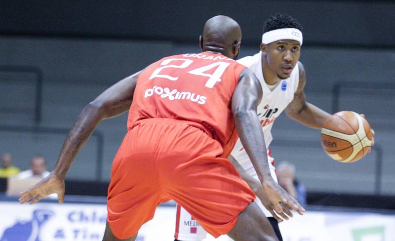 Basketbalové pohárové utkání Pardubice - Charleroi.